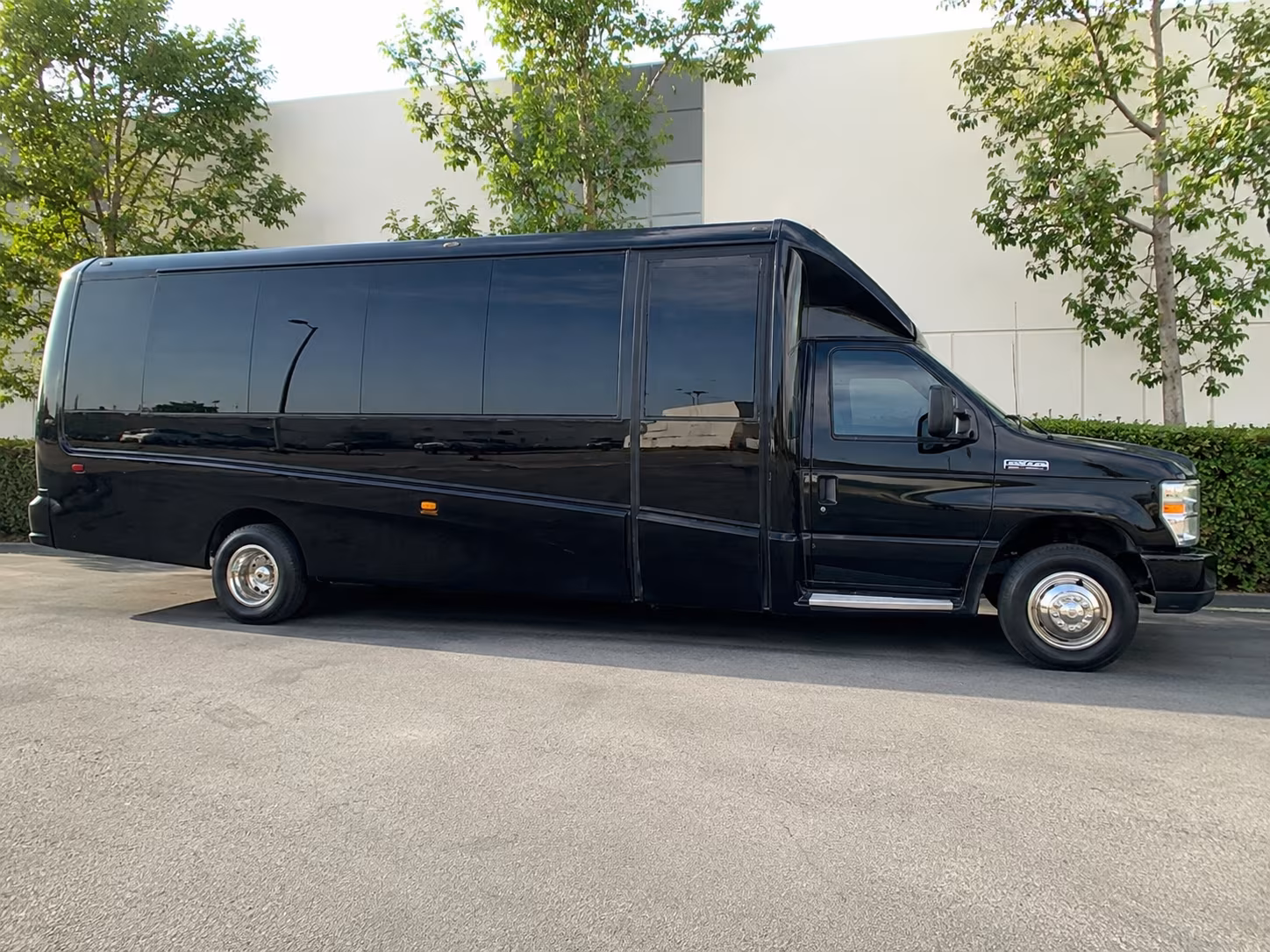 corporate airport transfer buses serving lax and the inglewood area